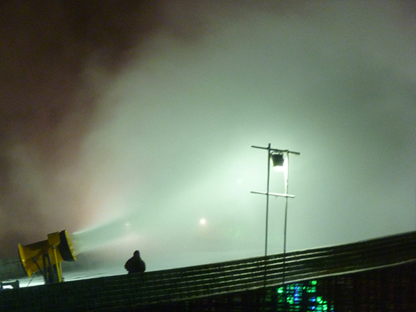 长城滑雪场造雪机严把质量关