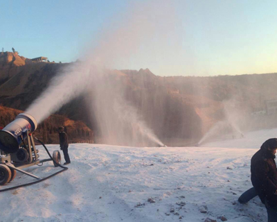 滑雪场造雪机可以360°水平旋转摆动角度可达到180°